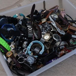 Assortment of Vintage Mens & Womens Watches - Watch Lot
